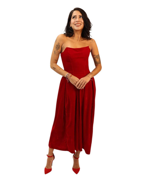 Elegant Rose Velvet Dress in red with corset and voluminous skirt. Ideal for special occasions.